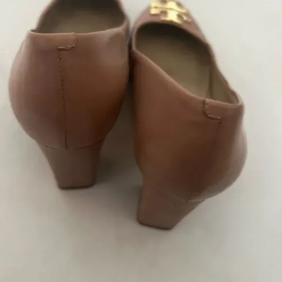 Tory Burch Blush Oak Raleigh Pump runway gold logo dress shoes rare heels - Picture 2 of 11